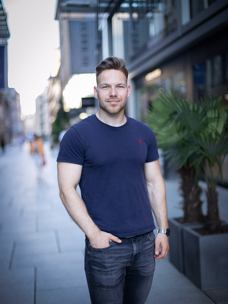 Profilbild von Leonard Hußke stehend in einer Stadt